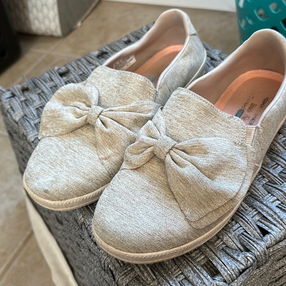 Sketchers memory foam wide width bow sneakers